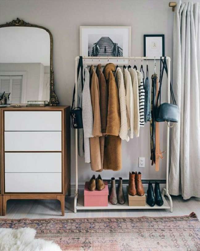 34. Arara de roupas no quarto moderno com cômoda classica – Foto Jalan Interiores