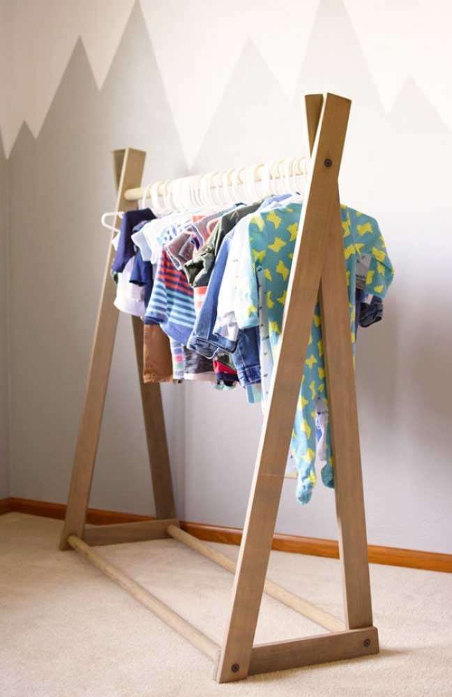 48. Decoração de quarto de bebê com arara de roupas de madeira – Foto Decora