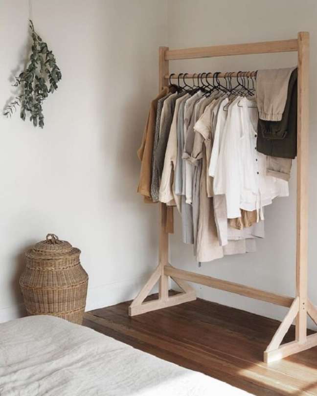 25. Arara de roupas de madeira para organização do quarto – Foto Line Today
