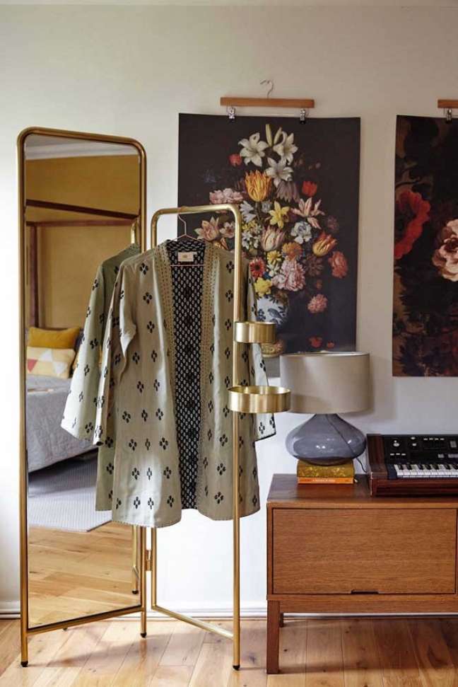 31. Arara de roupas dourada para decoração moderna – Foto Decor Facil