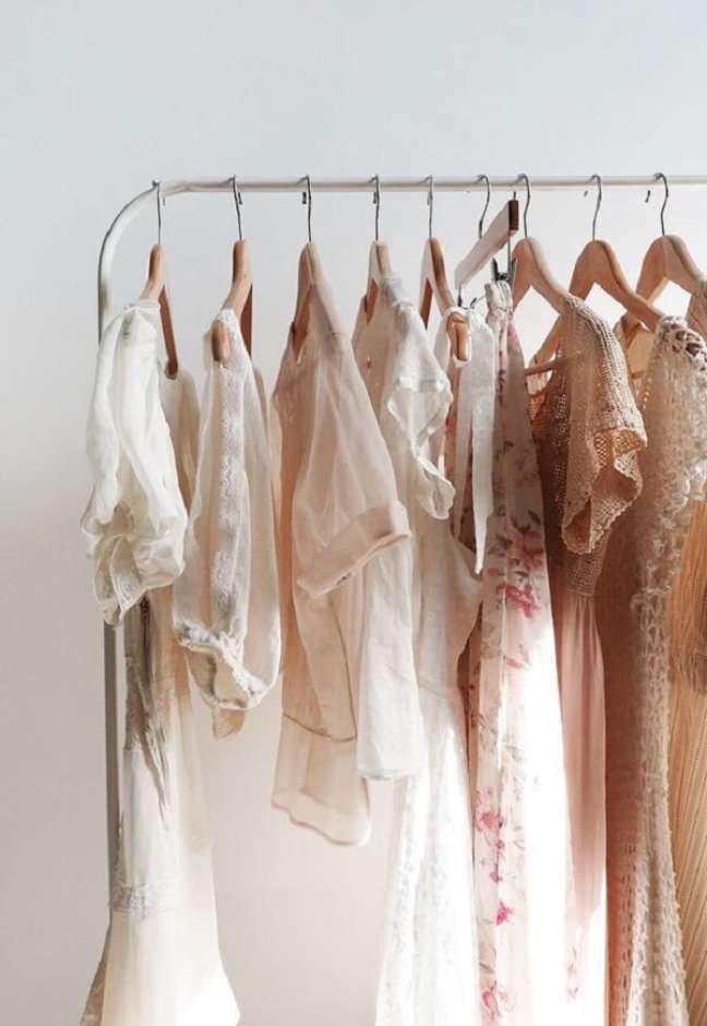 9. Arara de roupas de ferro branco para quarto pequeno – Foto Adored Vintage