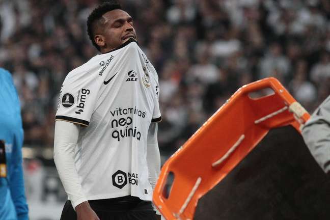Bombardeado após deixar o Corinthians, Jô exclui perfil nas redes sociais, enquanto sua ex-esposa apaga todas as fotos com o jogador