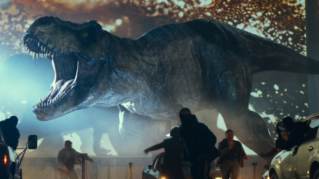 Cena de filme mostra um dinossauro invadindo um cinema