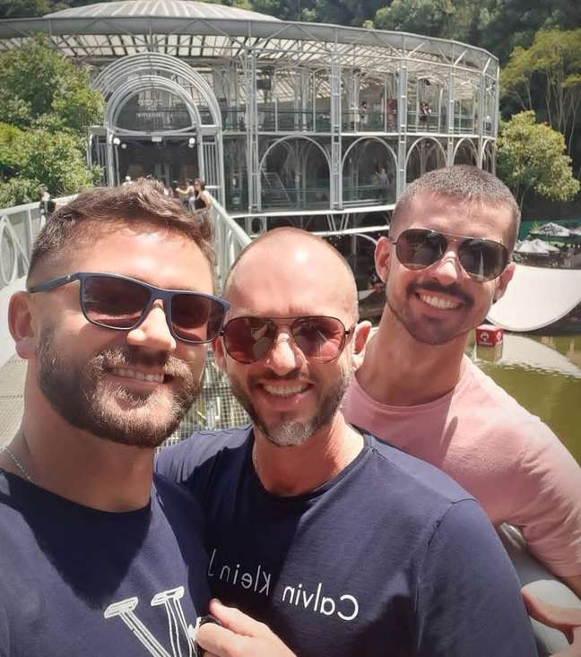 O trisal Ednaldo, Alcir e Gabriel turistando em Curitiba