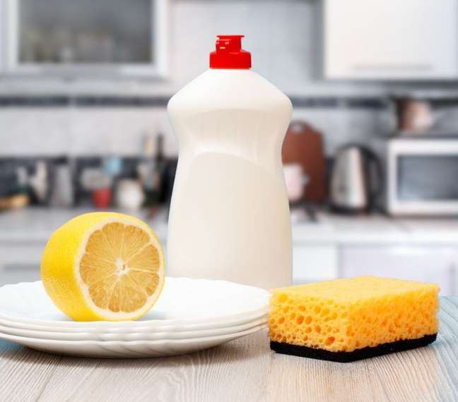 O limão pode ser um grande aliado para limpar óleo do chão - Shutterstock