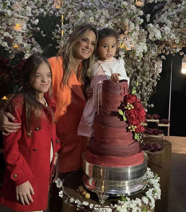 Ticiane Pinheiro wins an early birthday party in Sao Paulo Ticiane Pinheiro wins an early birthday party in Sao Paulo
