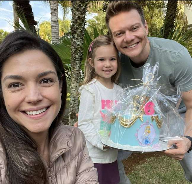 Thais Fersoza posts a photo with Melinda’s birthday cake at school Thais Fersoza posts a photo with Melinda’s birthday cake at school