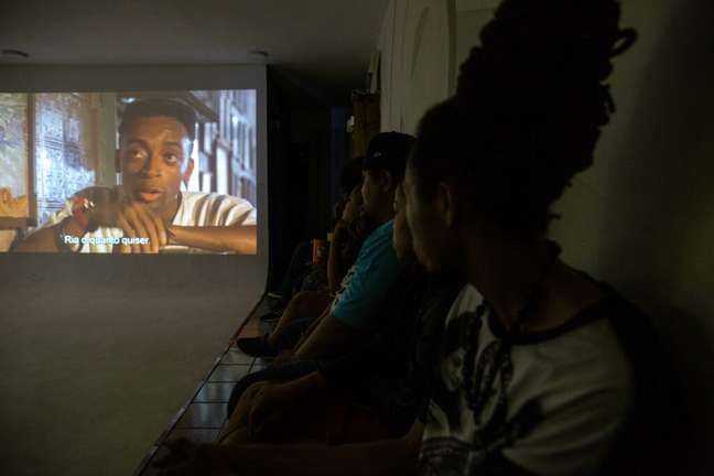 Espaço no Centro Cultural Juscelino, em Guaianases, exibindo o filme “Faça a Coisa Certa” @Filipe Barbosa