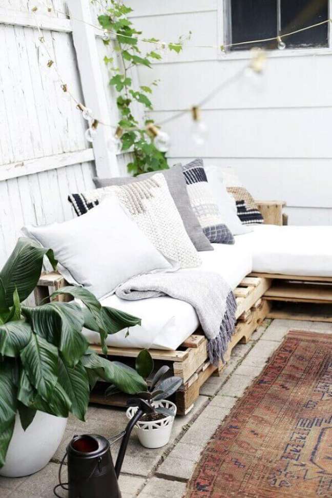 50. Varanda com sofá de pallet confortável – Via: My Desired Home