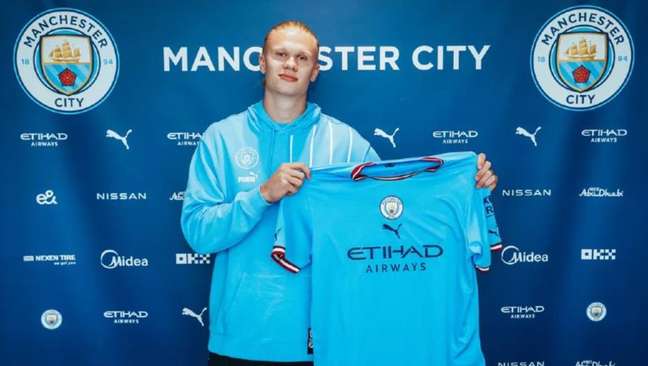Haaland posa pela primeira vez com a camisa do Manchester City