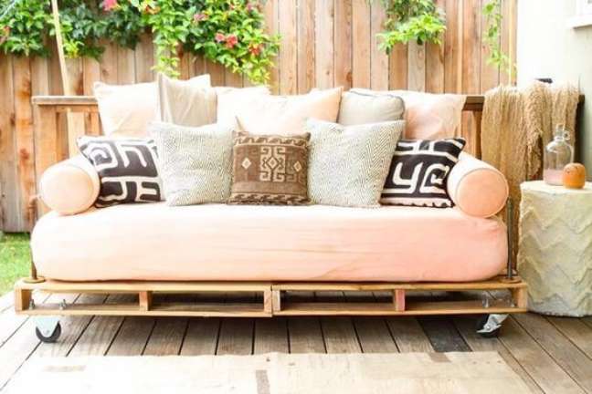 19. Sofá de pallet rosa com almofadas estampadas – Via: Revista Artesanato