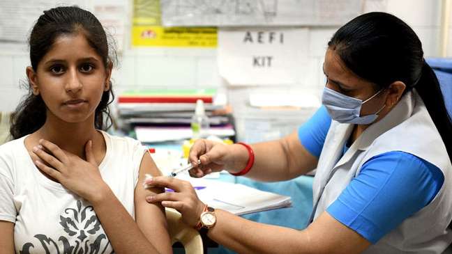 Uma jovem sendo vacinada