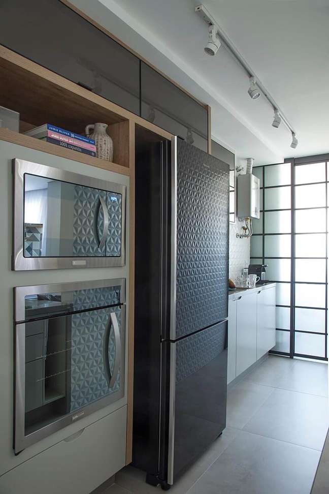 7. Móveis feitos sob medida permitem o encaixe perfeito dos eletrodomésticos. Foto: Luis Gomes