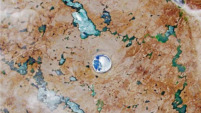 Uma imagem de satélite da cratera Pingualuit em Quebec, no Canadá, em 19 de julho de 2015