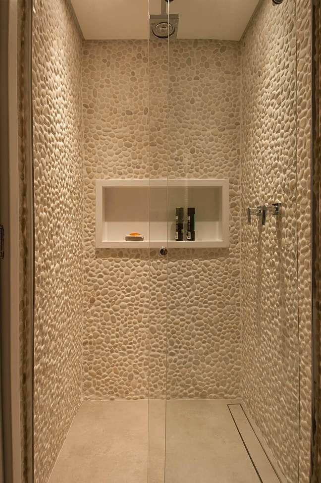 12. As paredes da área de banho levam seixos, pois são pedras que transmitem uma sensação de relaxamento. Foto: Luis Gomes