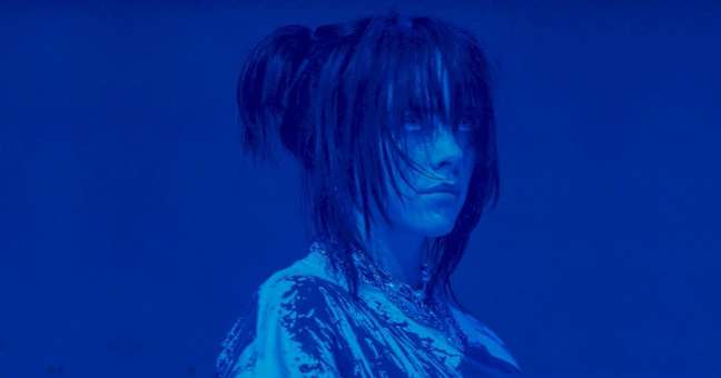 Billie Eilish interrupts the concert after fans pass out from the heat