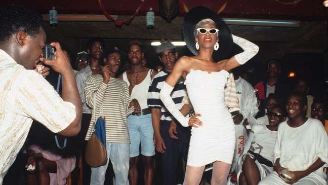 Travesti é fotografada em uma Casa da cultura ballroom