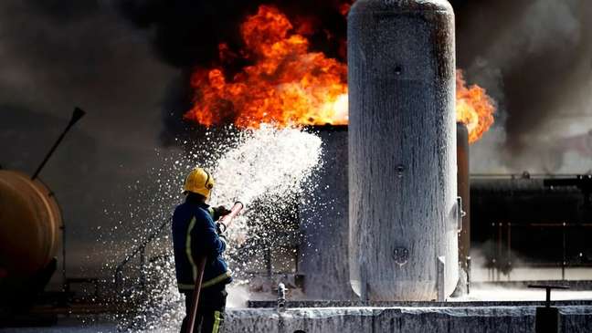 Os bombeiros são expostos a níveis de PFAS acima da média, pois ele ainda é usado em retardantes de chamas