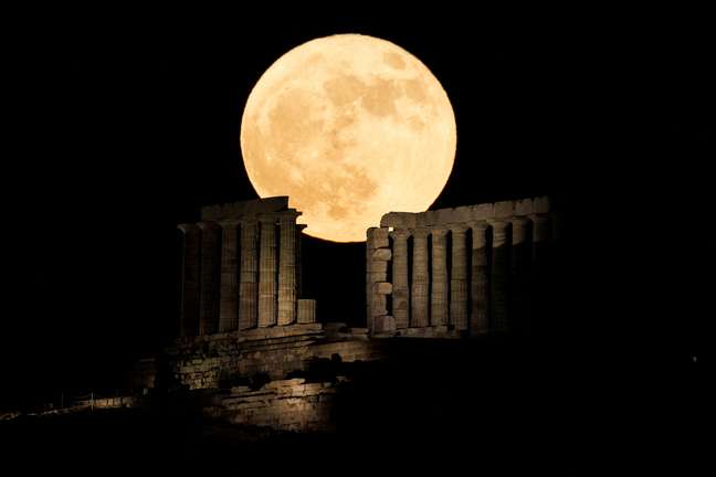 A lua vista do Templo de Poseidon, na Grécia