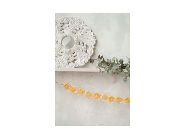 Crie uma guirlanda de limão! Este projeto DIY requer que você corte um limão em fatias finas, desidrate-as e amarre-as em um pedaço de barbante. Crie uma guirlanda de limão! Este projeto DIY requer que você corte um limão em fatias finas, desidrate-as e amarre-as em um pedaço de barbante.