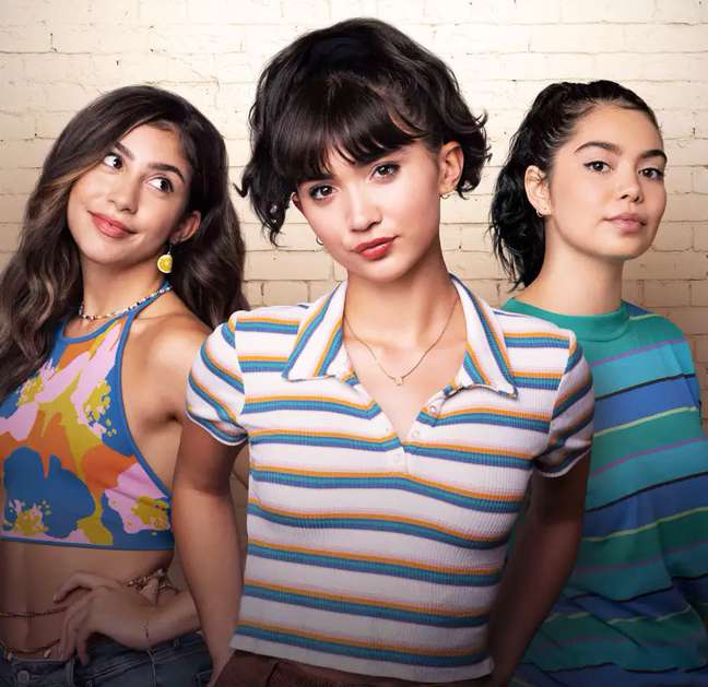 Disney stars experience LGBTQIA + crush in teen comedy trailer Disney stars experience LGBTQIA + crush in teen comedy trailer