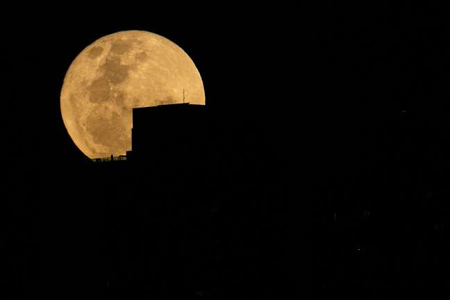 A lua cheia se impôs no céu de Belo Horizonte 