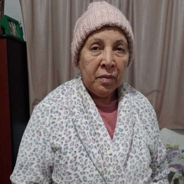 Além de cobertores, Antonina, de 72 anos, usa touca e o pijama que ganhou da sobrinha para se esquentar durante a noite
