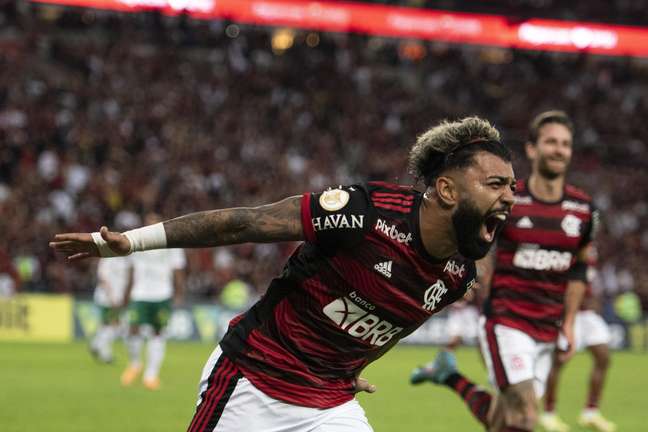 Gabigol comemora gol durante partida do Flamengo contra o Cuiabá na noite desta quarta-feira (15)