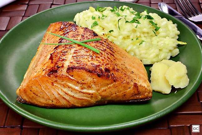 Salmon with Parmesan Risotto - Photo: Guia da Cozinha Salmon with Parmesan Risotto - Photo: Guia da Cozinha