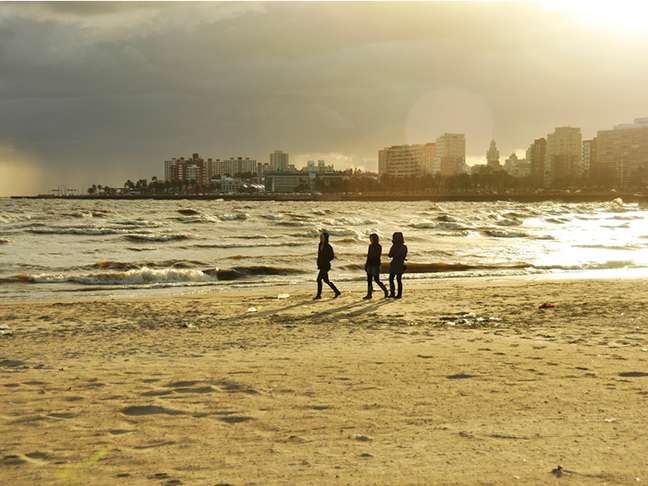 A beautiful scene that mixes cloudy skies, sunsets and young people who ignore the devouring cold. A beautiful scene that mixes cloudy skies, sunsets and young people who ignore the devouring cold.