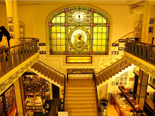 Más Puro Verso. Até o nome desta livraria é poético! Não deixe de subir as escadas, no primeiro andar tem um café. Vai um chocolate quente aí?