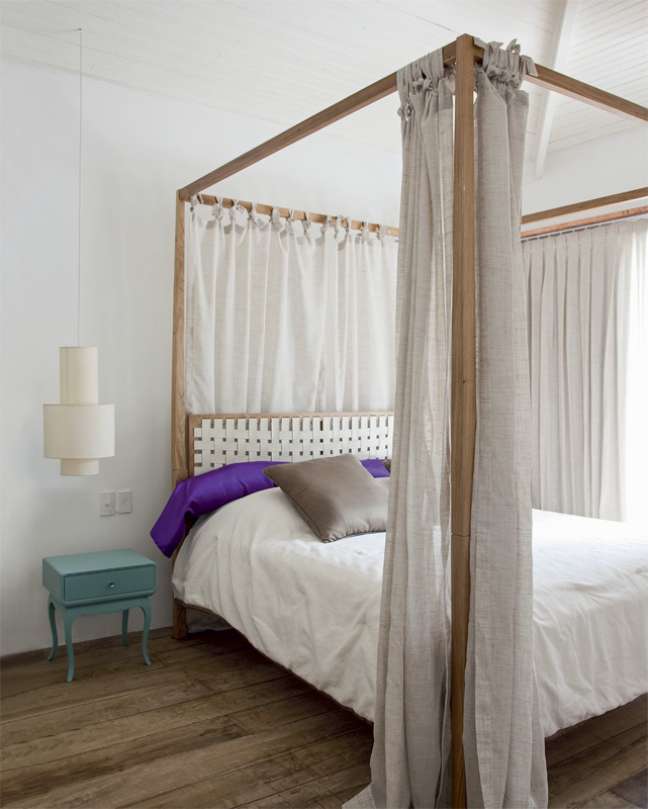 The decor of this double room follows a simple line: few elements, but very well chosen. Here the bed with leather headboard (Casapronta) got a canopy. Kit of the mining house. The decor of this double room follows a simple line: few elements, but very well chosen. Here the bed with leather headboard (Casapronta) got a canopy. Kit of the mining house.