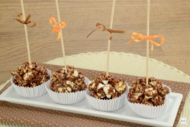 Sweet popcorn on a stick - Photo: Guia da Cozinha