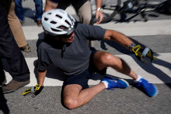O presidente dos EUA, Joe Biden, cai no chão após andar de bicicleta em Rehoboth Beach, Delaware (EUA)