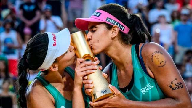 Duda e Ana Patrícia celebram título mundial no vôlei de praia (Divulgação / FIBV) Duda e Ana Patrícia celebram título mundial no vôlei de praia (Divulgação / FIBV)