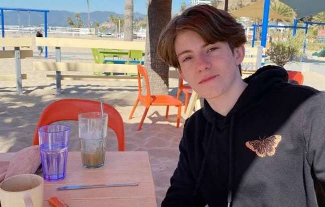 O ator Tyler Sanders foi encontrado morto em sua casa em 17 de junho de 2022, aos 18 anos de idade.