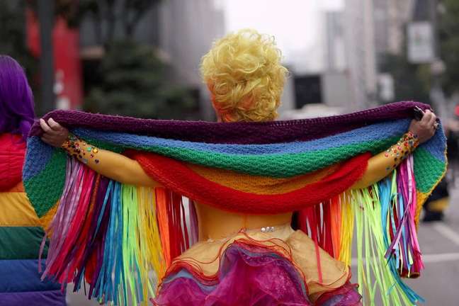 Público chega à Avenida Paulista na manhã deste domingo para participada da Parada do Orgulho LGBT 