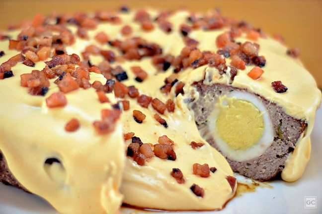 Bolovo volcano of minced meat with creamy cheese topping - Photo: Guia da Cozinha Bolovo volcano of minced meat with creamy cheese topping - Photo: Guia da Cozinha