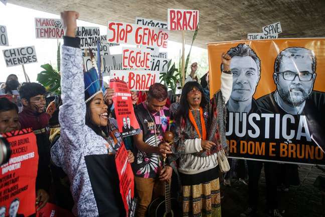 Indígenas e defensores da floresta se reúnem em ato que pede justiça por Bruno Pereira e Dom Phillips e mudanças na condução da Funai