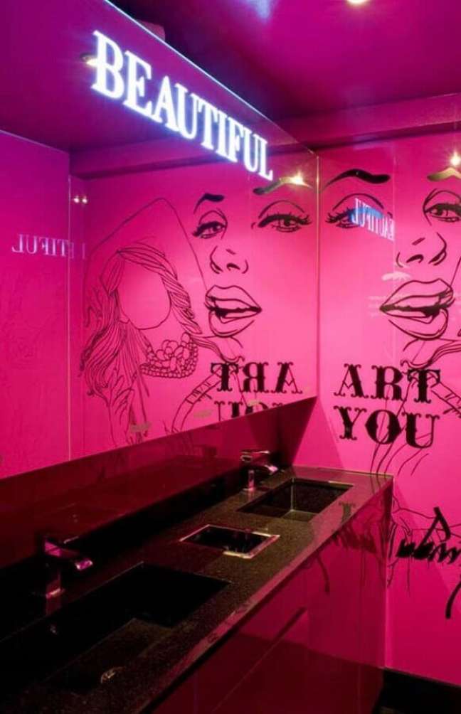 21. Decoração moderna para banheiro feminino com parede pink e bancada preta – Foto: We Heart It