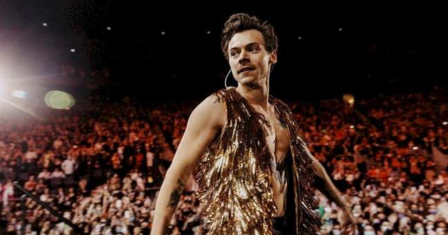 Harry Styles helps fans declare themselves gay Harry Styles helps fans declare themselves gay