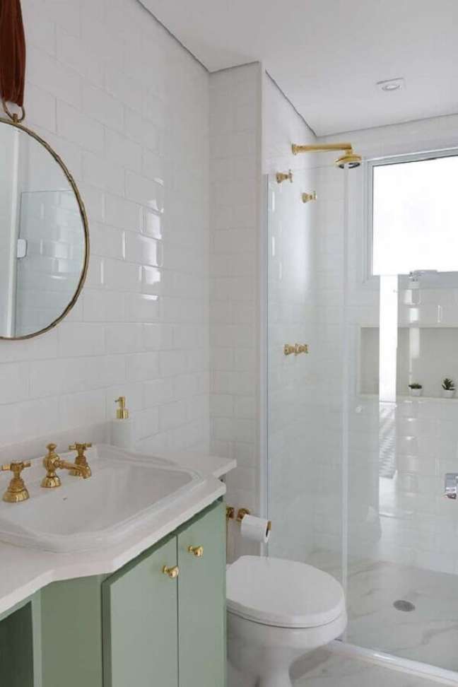 16. Delicada decoração de banheiros femininos todo branco com detalhes em dourado e armário verde claro – Foto: Casa de Valentina