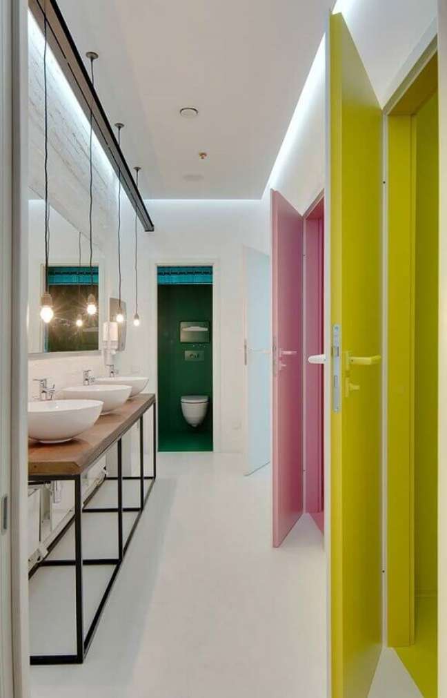 13. Decoração colorida para banheiro feminino coletivo com bancada de madeira e pendentes minimalistas – Foto: Archdaily