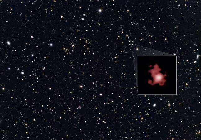 A galáxia GN-z11 (em destaque, à direita) é o objeto mais distante já detectado pelos astrônomos e existia quando o universo tinha apenas 400 milhões de anos. A imagem é do Telescópio Espacial Hubble