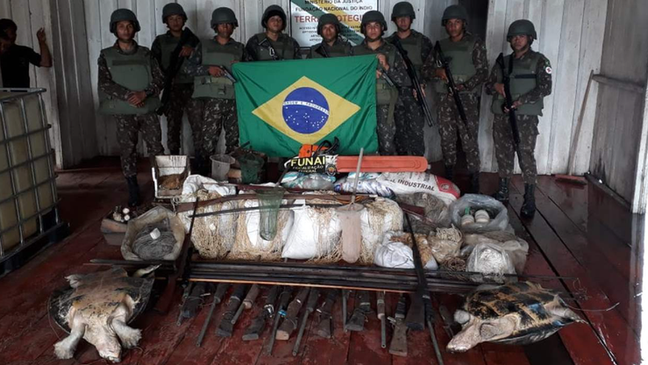 Carne de caça e armas apreendidas pelo Exército em operação em 2019 na Tríplice Fronteira, entre Brasil, Peru e Colômbia