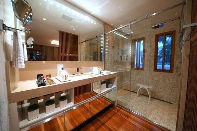 63. Banheiro feminino com gabinete espelhado. Fonte: MeyerCortez Arquitetura & Design