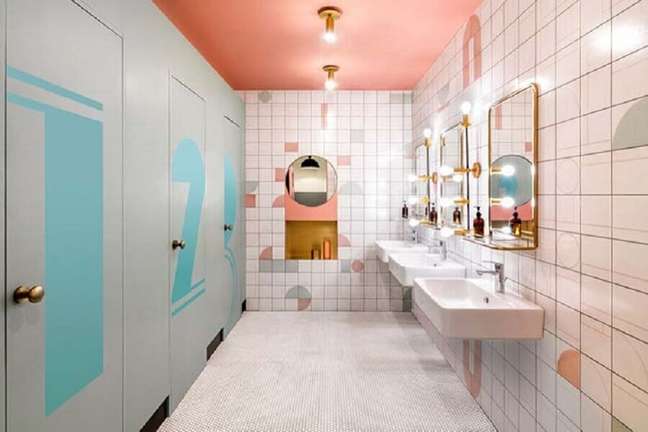 7. Decoração para banheiro feminino coletivo clean com espelho bem iluminado e com tons de rosa e azul – Foto: Lopes Dias Arquitetura