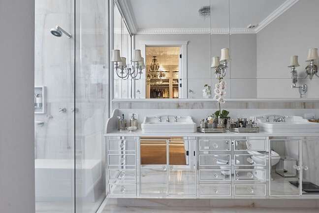 60. Banheiro feminino clássico com gabinete espelhado e cubas de apoio. Fonte: Piloni Arquitetura