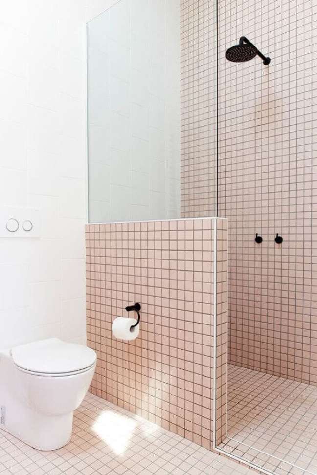 54. Decoração simples e minimalista para banheiro branco e rosa com detalhes pretos – Foto: Pinosy