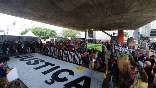 Dezenas de manifestantes, entre eles indígenas da etnia guarani, se reúnem em 18/06 no vão livre do Masp para pedir justiça